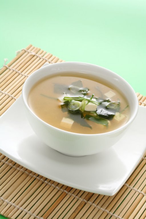 Miso-Suppe mit Tofu und Wakame - Rezept | Kochrezepte.at