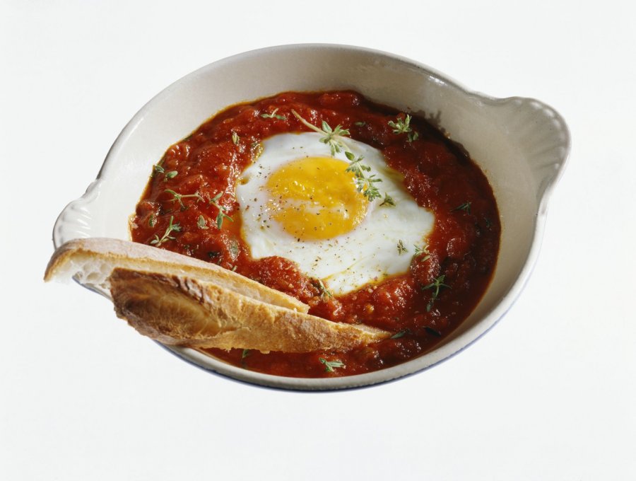 Gebackene Eier mit Tomatensoße - Rezept | Kochrezepte.at