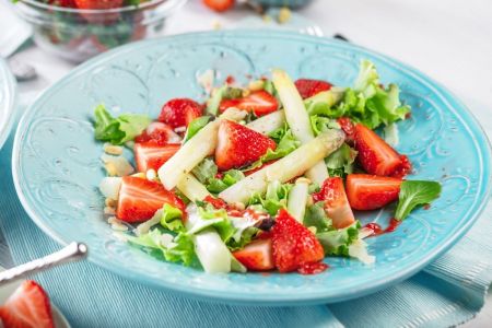 Spargelsalat mit Erdbeeren
