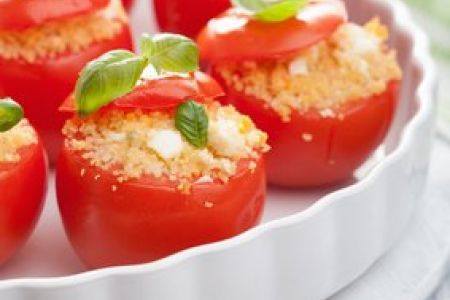 Tomaten mit Couscous und Feta gefüllt
