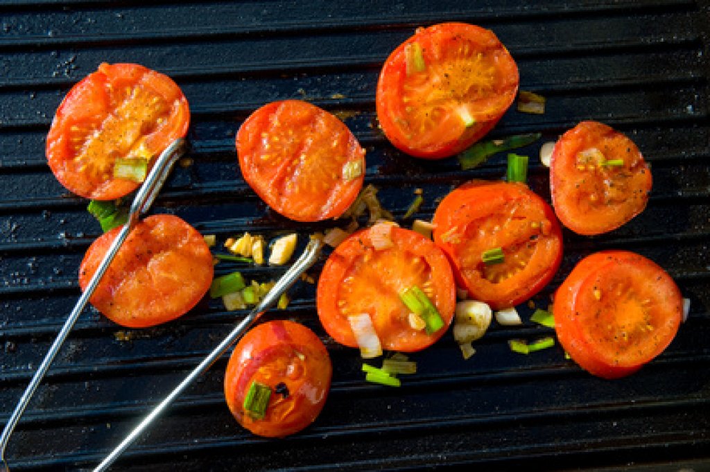 Gegrillte Tomaten mit Basilikum - Rezept | Kochrezepte.at
