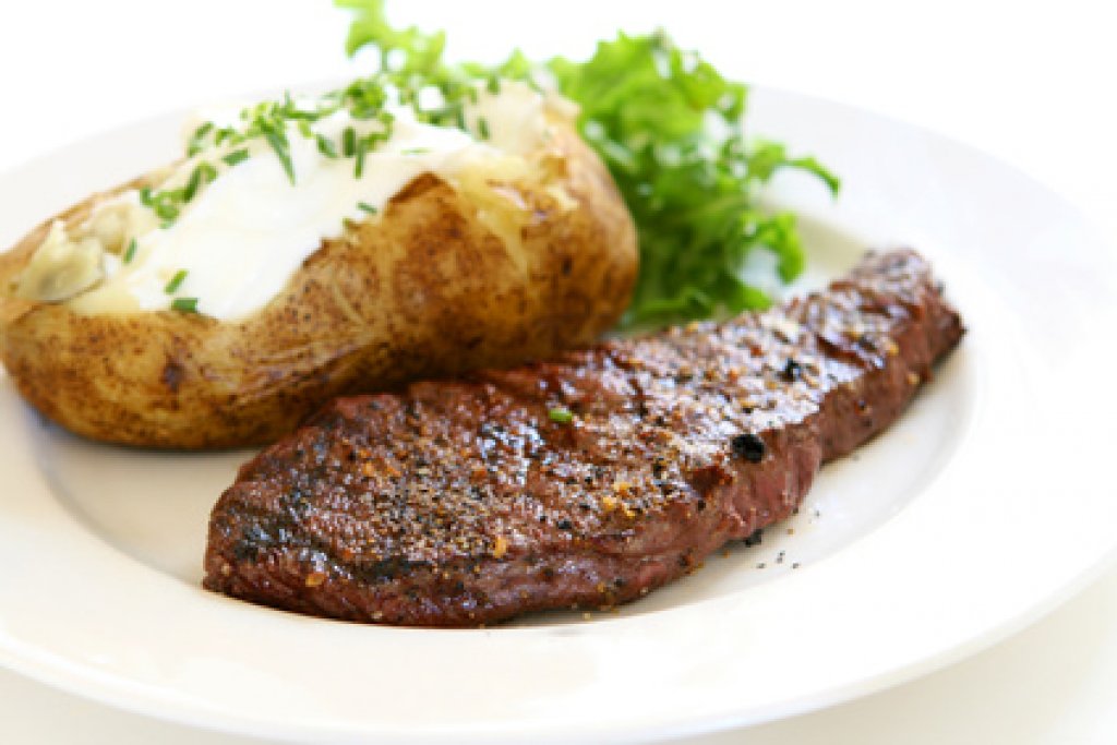 Gegrilltes Steak mit Folienkartoffel - Rezept | Kochrezepte.at