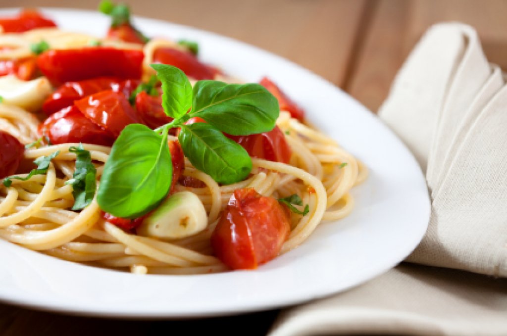 Spaghetti mit Tomaten-Knoblauch Sauce - Rezept | Kochrezepte.at