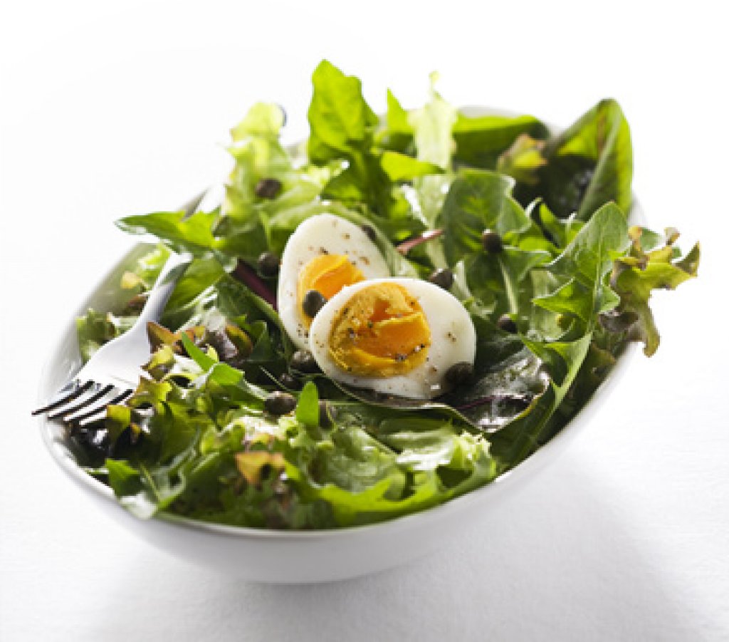 Grüner Salat mit Ei und Löwenzahn - Rezept | Kochrezepte.at