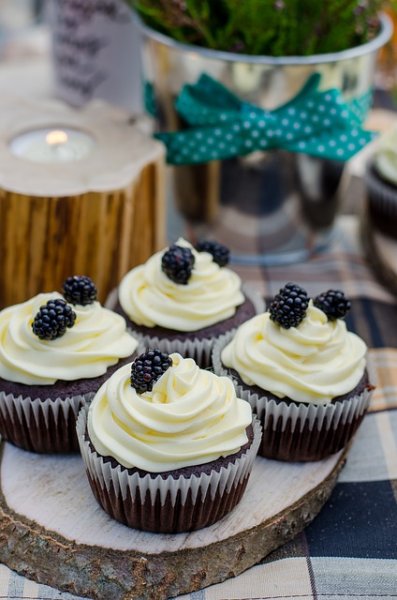 Cupcakes mit Weiße-Schokolade-Topping - Rezept | Kochrezepte.at
