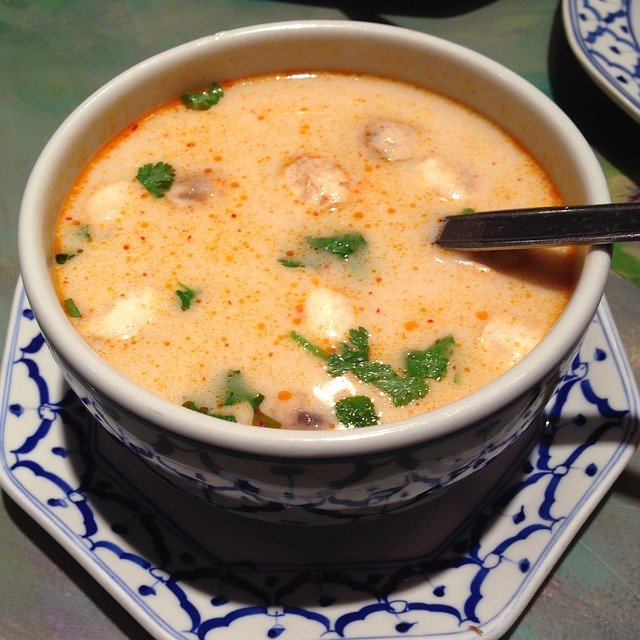 Thai Kokosmilch-Suppe - Rezept | Kochrezepte.at