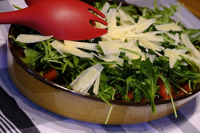 Rucola Salat mit Parmesan - Rezept | Kochrezepte.at