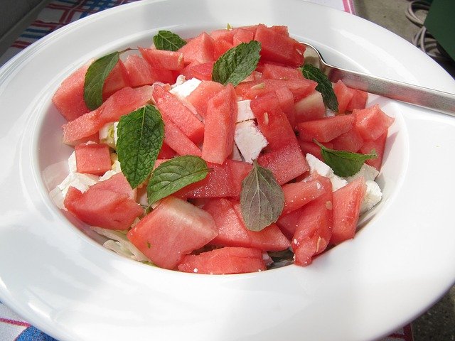 Wassermelonen Salat mit Schafskäse - Rezept | Kochrezepte.at