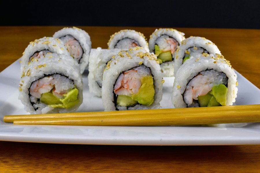 Sushi California Rolls mit Garnelen - Rezept | Kochrezepte.at