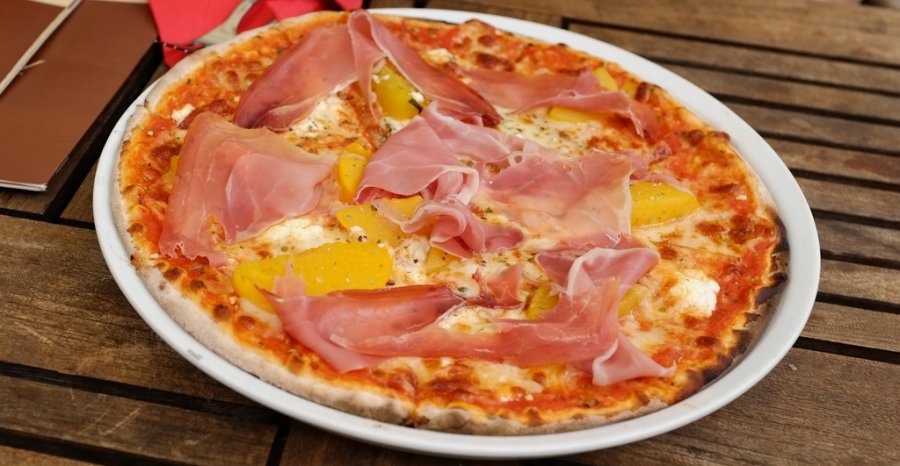 Pizza mit Schinken, Pfirsich und Ziegenkäse - Rezept | Kochrezepte.at