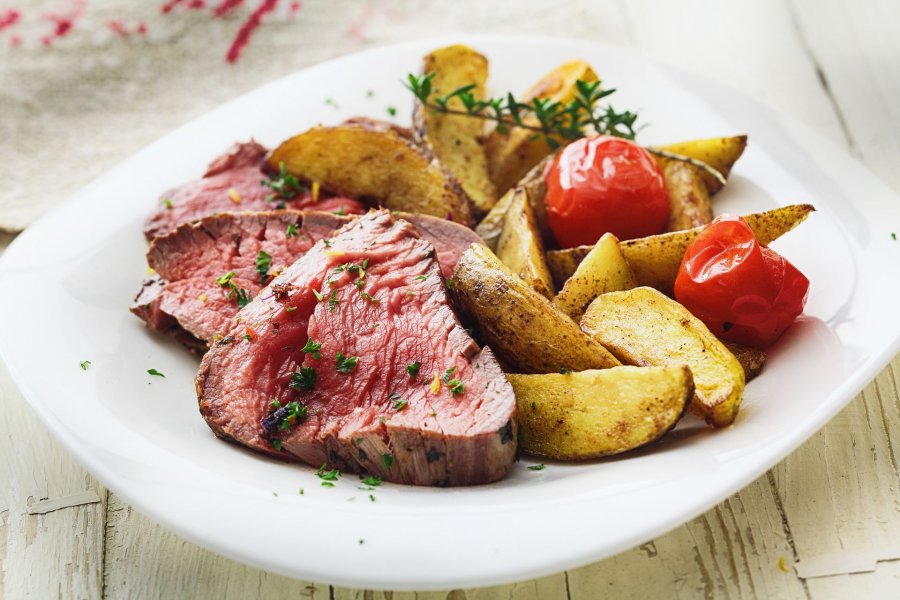 Balsamico-Sirloin-Steak mit Kartoffel Wedges - Rezept | Kochrezepte.at