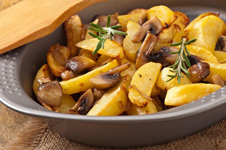 Kartoffel-Pilz-Pfanne mit Zwiebeln - Rezept | Kochrezepte.at