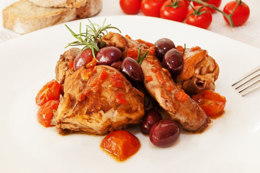 Geschmortes Kaninchen mit Tomaten und Oliven - Rezept | Kochrezepte.at