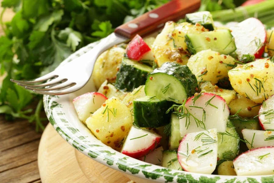 Kartoffelsalat mit Gurken und Radieschen - Rezept | Kochrezepte.at