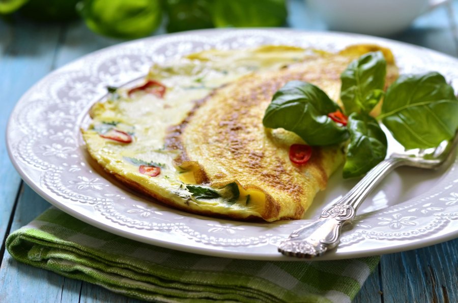 Omelette mit Paprika, Tomaten und Kräutern - Rezept | Kochrezepte.at