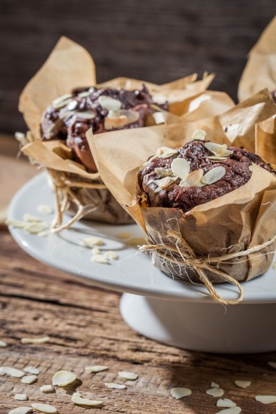 Schoko-Mandel-Muffins mit weißen Schokoladenstücken - Rezept ...