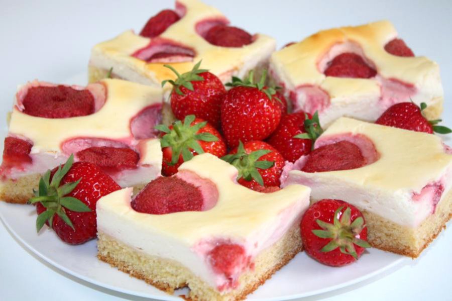 Topfen-Blechkuchen mit Erdbeeren - Rezept | Kochrezepte.at